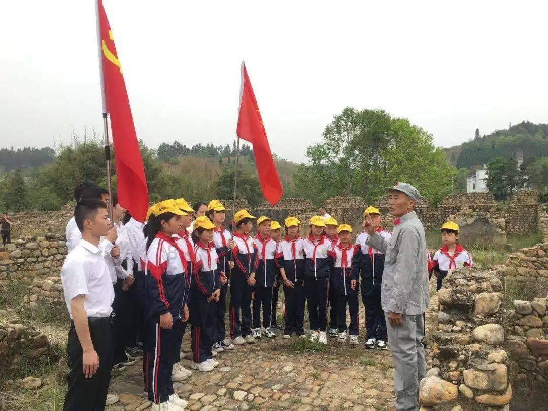 救援活泼小男孩